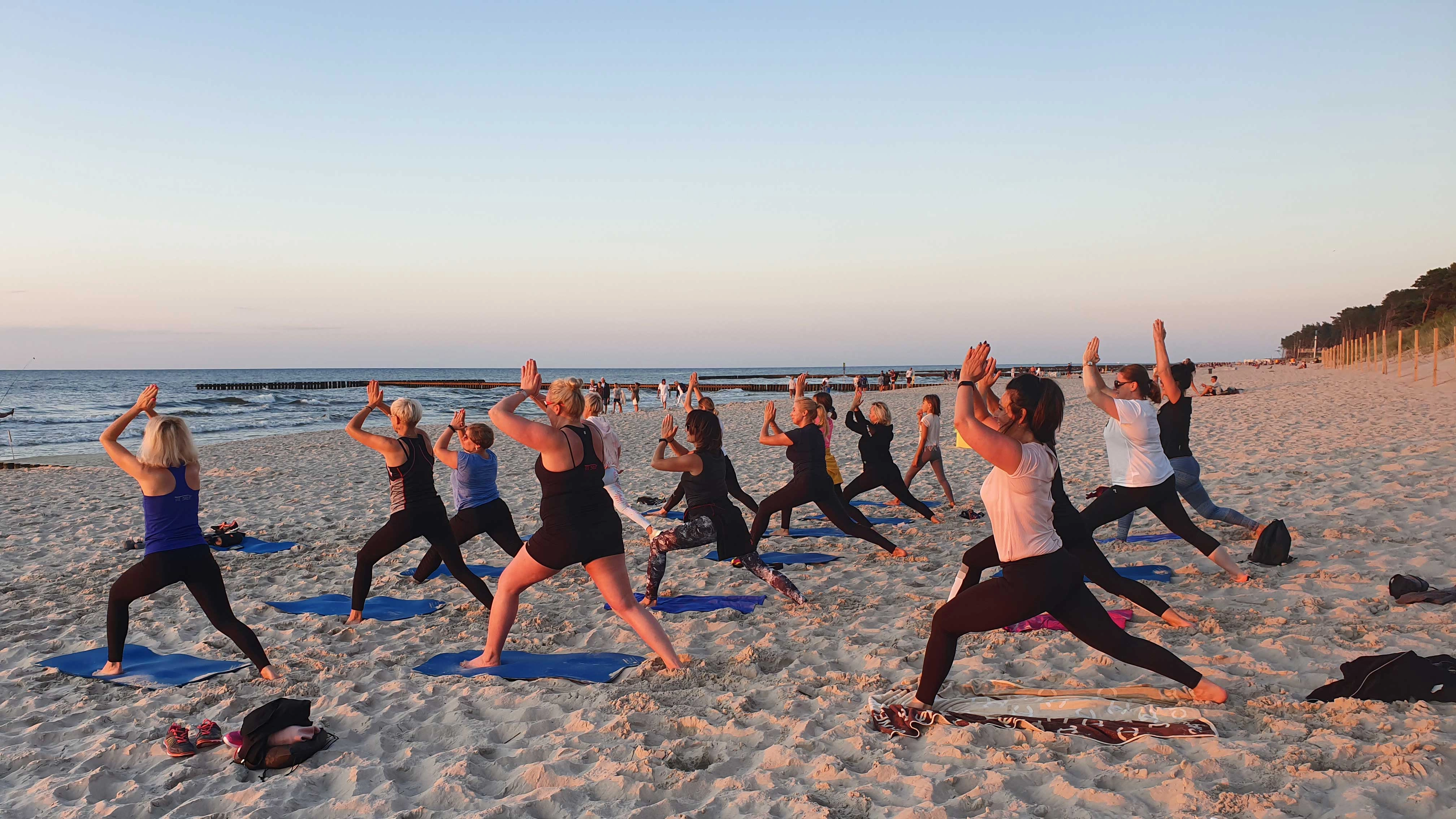 Ćwiczenia na plaży podczas obozu fitness