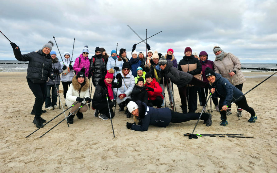 Uczestniczki zimowego obozu fitness na plaży.